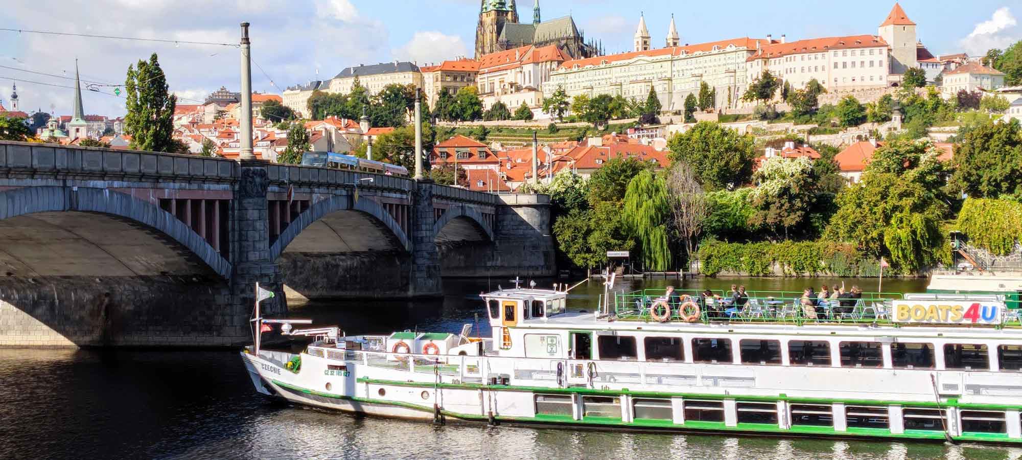 Prag Moldau Bootsfahrt