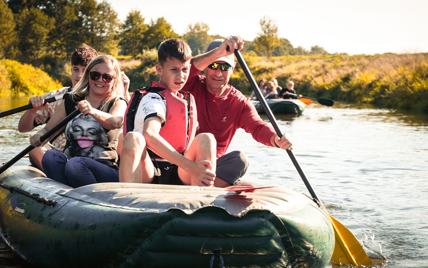 Herbstabenteuer in der Lausitz: Mit Freunden & Familie auf Bootstour durch den goldenen Herbst