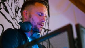 Wer ist PLEXXUS ? DJ mit zwei Leben – tagsüber…